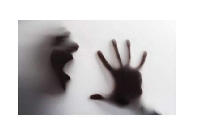 Homem impede adolescente de sair de casa e a estupra