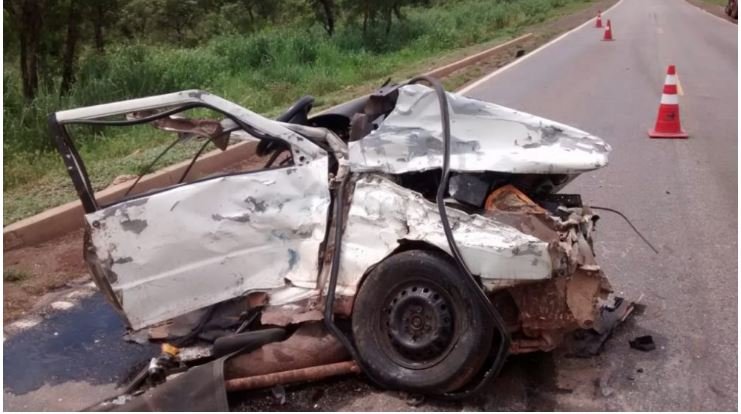 Carro se parte ao meio em acidente com carreta no Médio Norte; um morto e rodovia parcialmente interditada