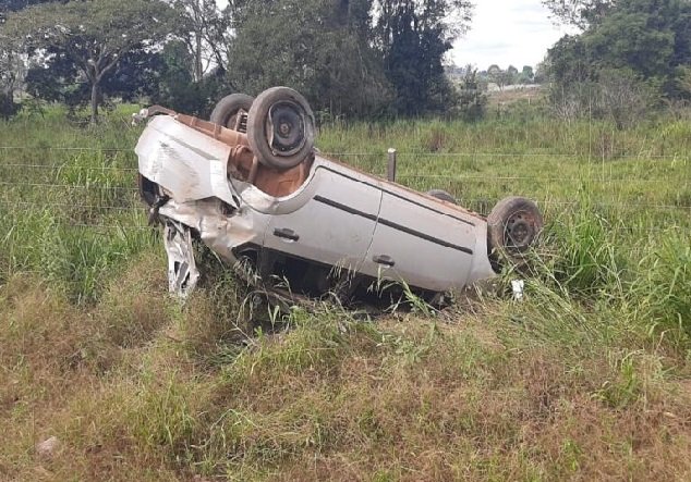 Motorista perde controle de direção e capota veículo na MT 320