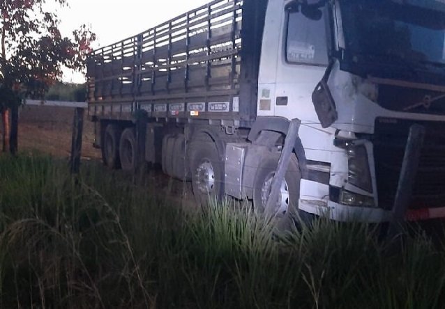 Caminhão tem problema mecânico e sai de pista em Colíder