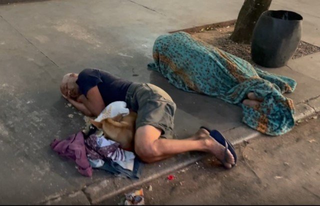 Colíder: Moradores em situação de rua nestas madrugadas de frio estão desassistidos pelo poder publico. (Vídeo)