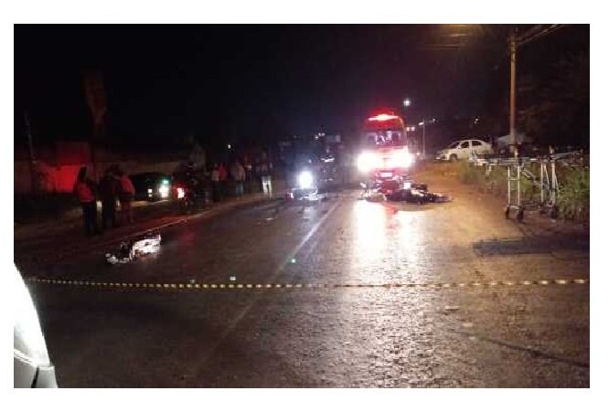 Dois pilotos morreram e passageira fica ferida em colisão entre duas motos
