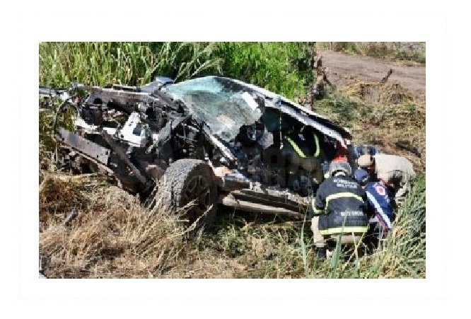 Eixo de carreta se solta, atinge caminhonete e motorista morre