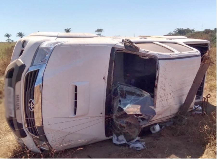 Ex-prefeito no Nortão capota caminhonete em rodovia estadual