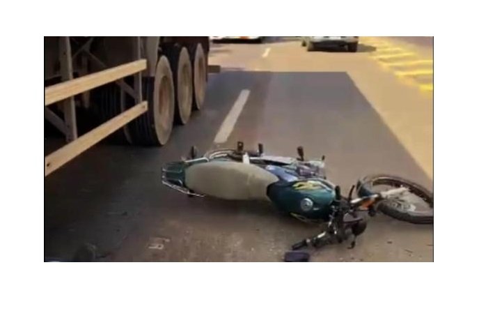 Homem cai de moto em rodovia e tem braço esmagado por carreta