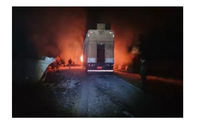 Caminhão pega fogo em acidente com outros dois veículos de carga