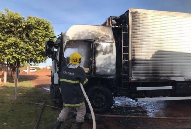 Caminhão pega fogo em pátio de frigorífico e bombeiros são chamados