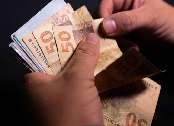 Inflação, desemprego e juros altos causam fuga recorde da poupança