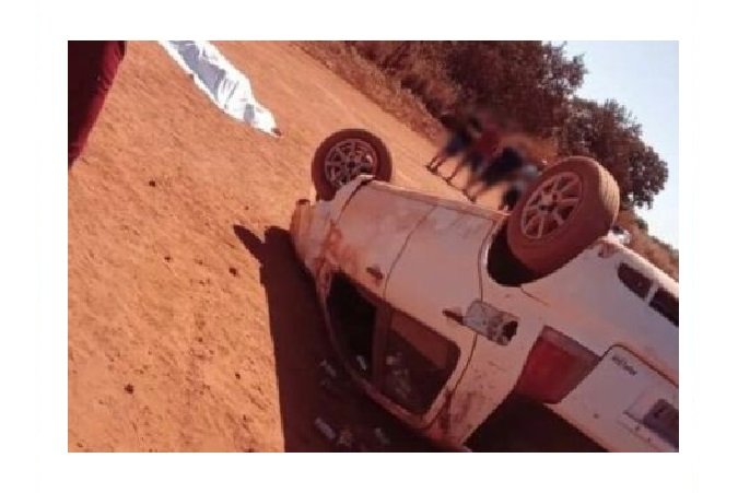 Após capotamento, motorista é arremessado do carro e morre