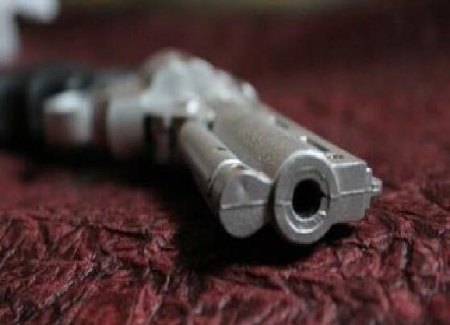 Enteado dispara dois tiros no tórax do padrasto dentro de casa e foge