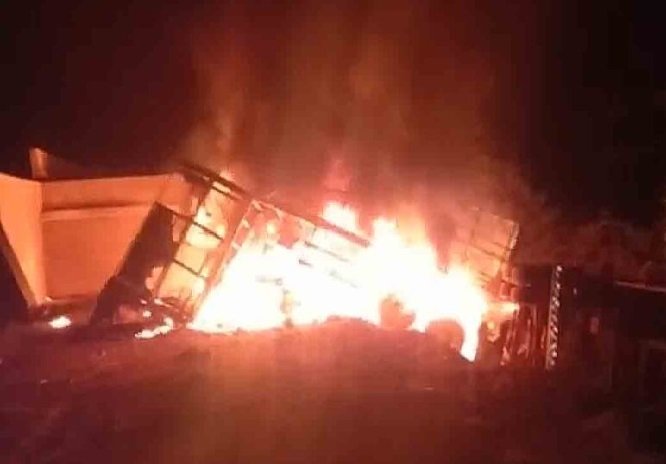 Caminhão bate em ponte em construção e motorista morre carbonizado na MT-320