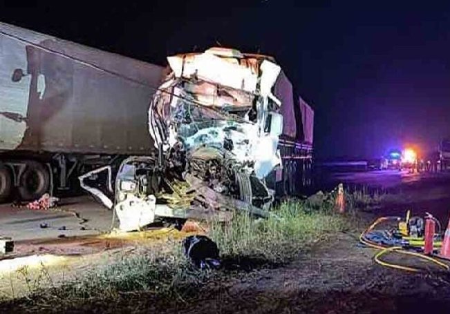 Colisão entre três carretas mata caminhoneiro em MT