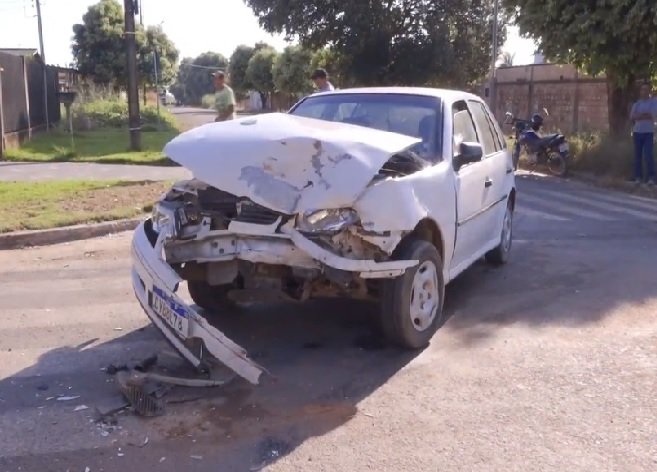 Colisão entre transporte escolar e Gol deixa idoso ferido