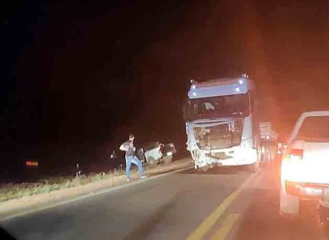 Acidente envolve caminhonete e carreta na MT-208