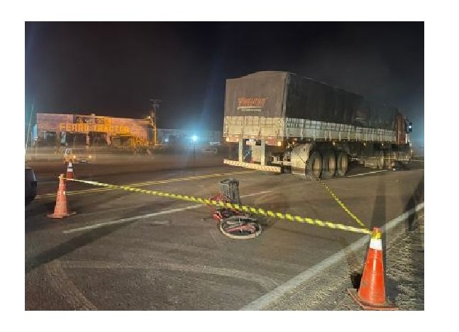 Idoso em bicicleta é atropelado por caminhão e morre em rodovia