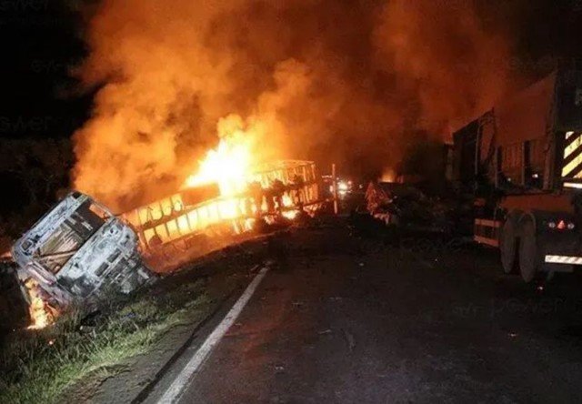 Pai e filho morrem em acidente envolvendo quatro veículos em MT