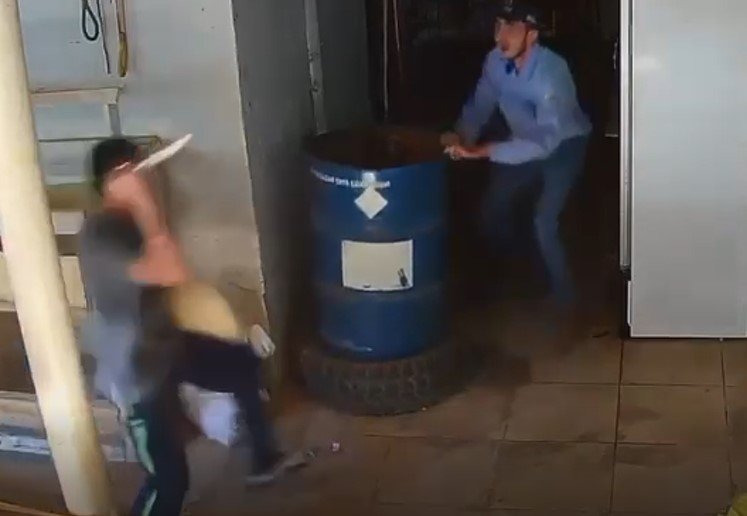 Homem que perseguiu funcionários de loja com faca é indiciado por tentativa de homicídio
