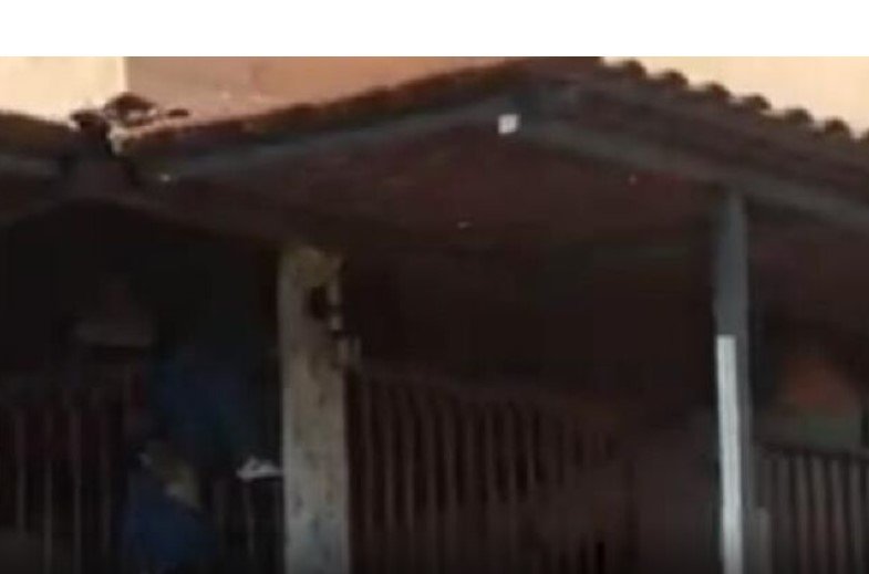 Homem morre de cabeça para baixo pendurado à grade de portão de restaurante; vídeo