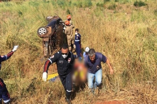 Casal morre e quatro ficam feridos após carro capotar em rodovia