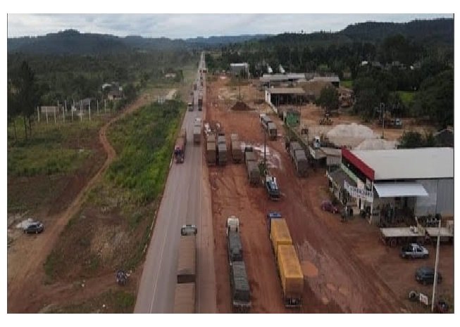 Homem cai de carroceria de caminhão na BR-163 e é socorrido por bombeiros.
