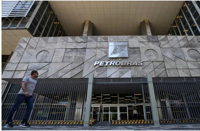 Programa de subsídio acaba, e Petrobras sobe em 2,5% o preço do diesel nas refinarias