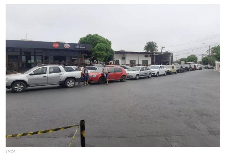 Litro da gasolina a R$ 4,35 provoca filas de carros e motos em postos de Cuiabá
