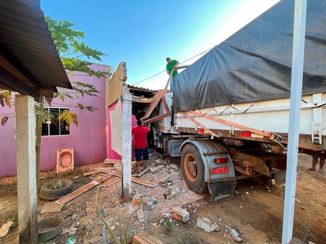 Carreta sem controle destrói casa e carro em Colíder. (Vídeo)