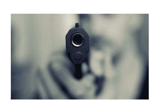 Homem é assassinado a tiros na frente da esposa