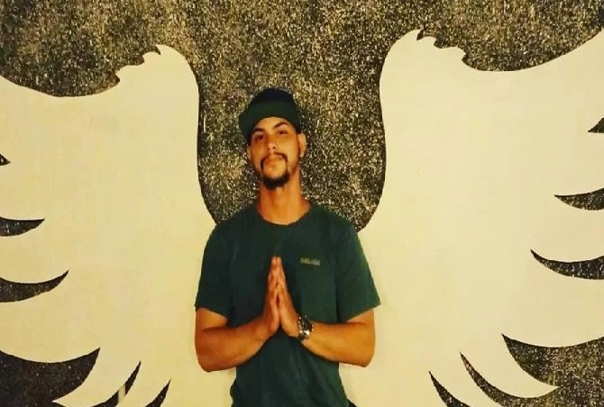 Jovem de 19 anos morre após bater carro de frente com carreta
