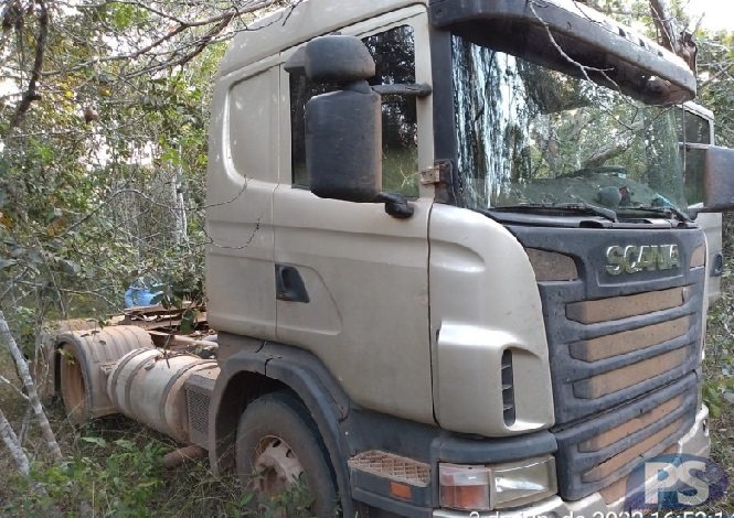 Caminhão furtado de pátio de posto é encontrado em área de mata
