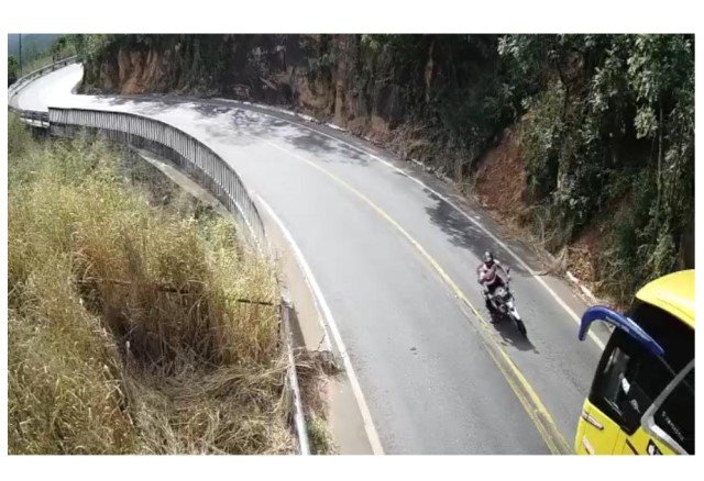 Câmera de segurança flagra motociclista batendo de frente com ônibus no portão do inferno