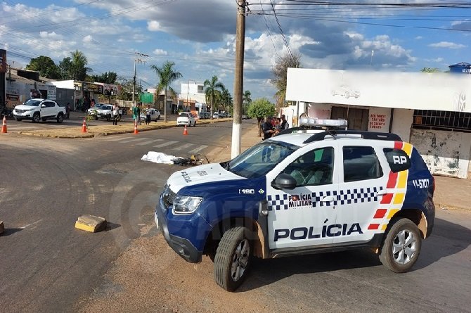 Ciclista tem cabeça esmagada por caminhão quando seguia para o serviço