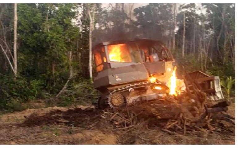 Polícia coloca fogo em maquinários agrícolas em Marcelândia