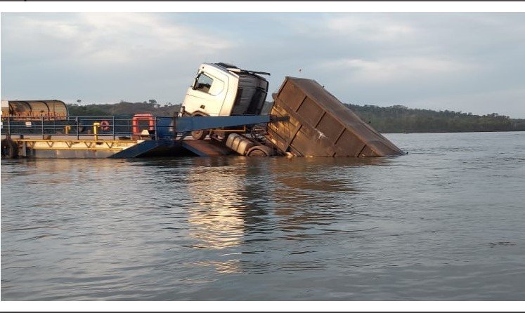 Vagão de carreta caem de balsa no rio Teles Pires em Alta Floresta. (Fotos)