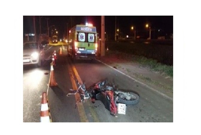 Motociclista morre após colidir com moto em traseira de caminhão