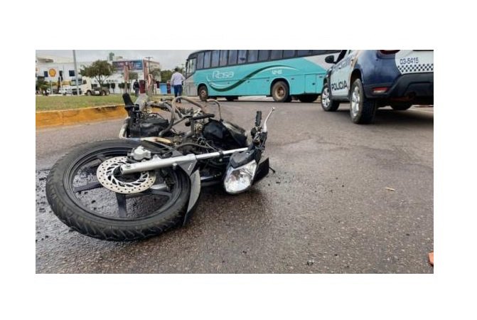 Jovem de 20 anos morre após bater em ônibus de viagem