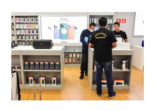 Procon Estadual fiscaliza venda de aparelhos celulares sem carregadores