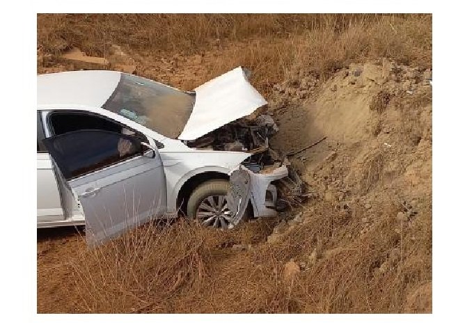 Diretora de escola capota carro, bate contra barranco e morre na hora