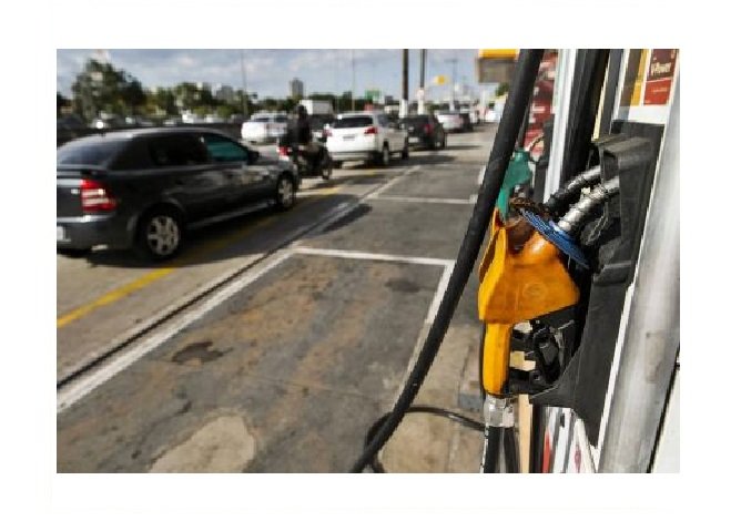 Bolsonaro diz que gasolina deve ficar R$ 2 mais barata e diesel, R$ 1
