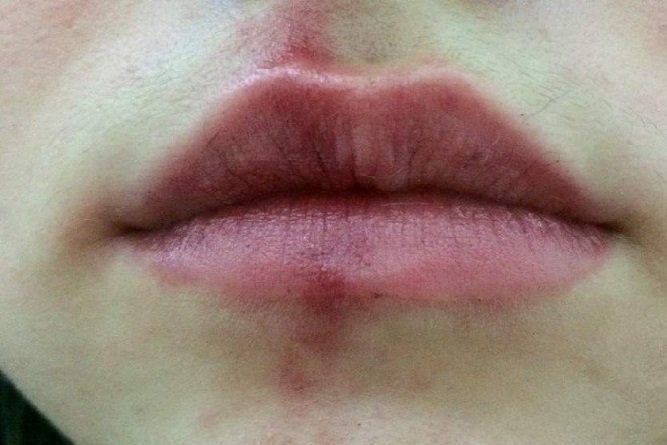 Mulher flagra marido na cama com a ex dele e leva murro na boca por achar ruim