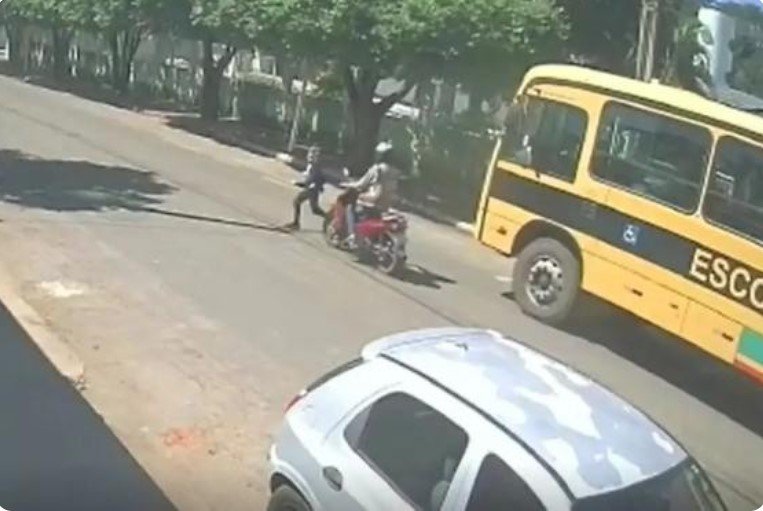 Menino tenta atravessar rua correndo e é atropelado por moto