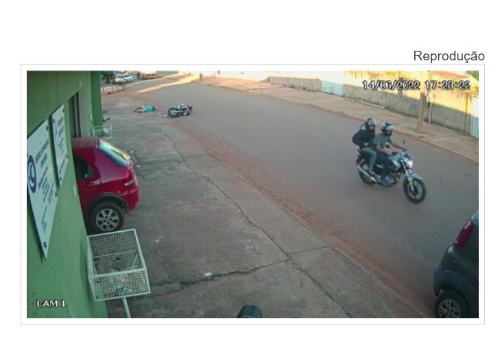 Vídeo mostra dois jovens sendo baleados à luz do dia em Cáceres; veja imagens