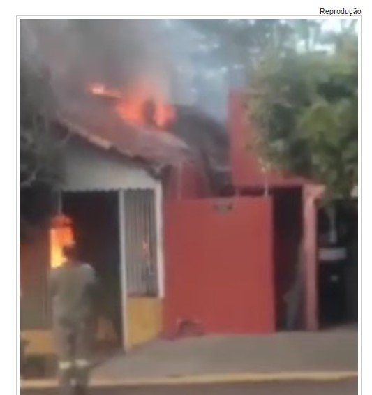 Casal de idosos é salvo por vizinhos de casa pegando fogo; veja vídeo