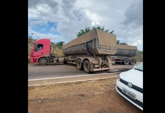 Carreta faz ‘L’ impedindo entrada e saída de Colíder. (Vídeo)
