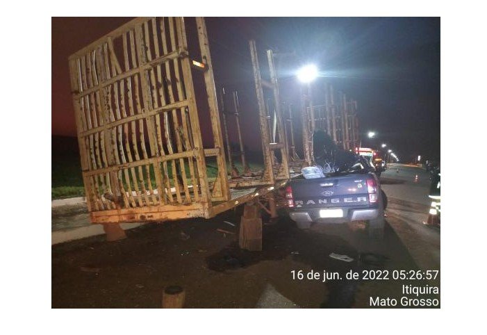Homem bate caminhonete contra carreta parada e morre na BR-163