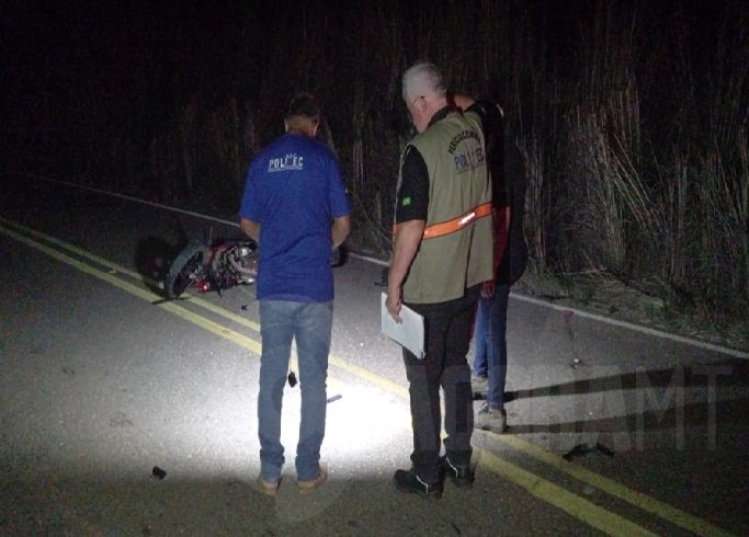 Motociclista morre após invadir a pista contrária e bater em caminhão