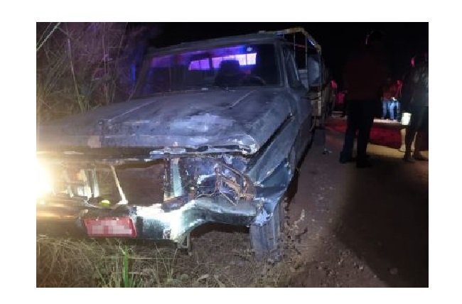 Com farol apagado, motociclista morre ao bater em caminhonete