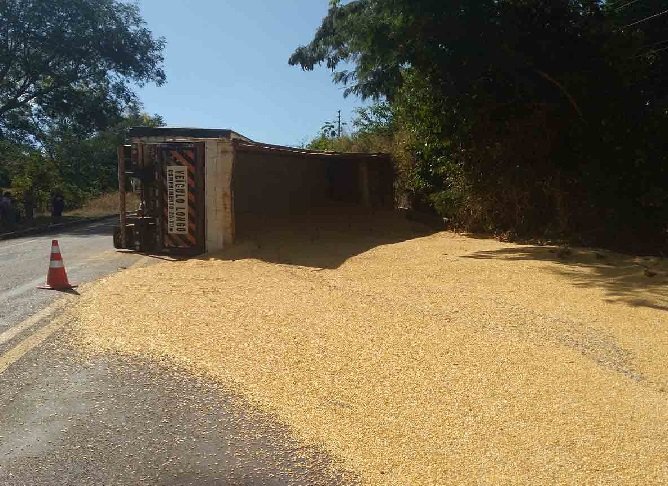 Veículo de carga carregado com grãos tomba em Nova Canaã do Norte