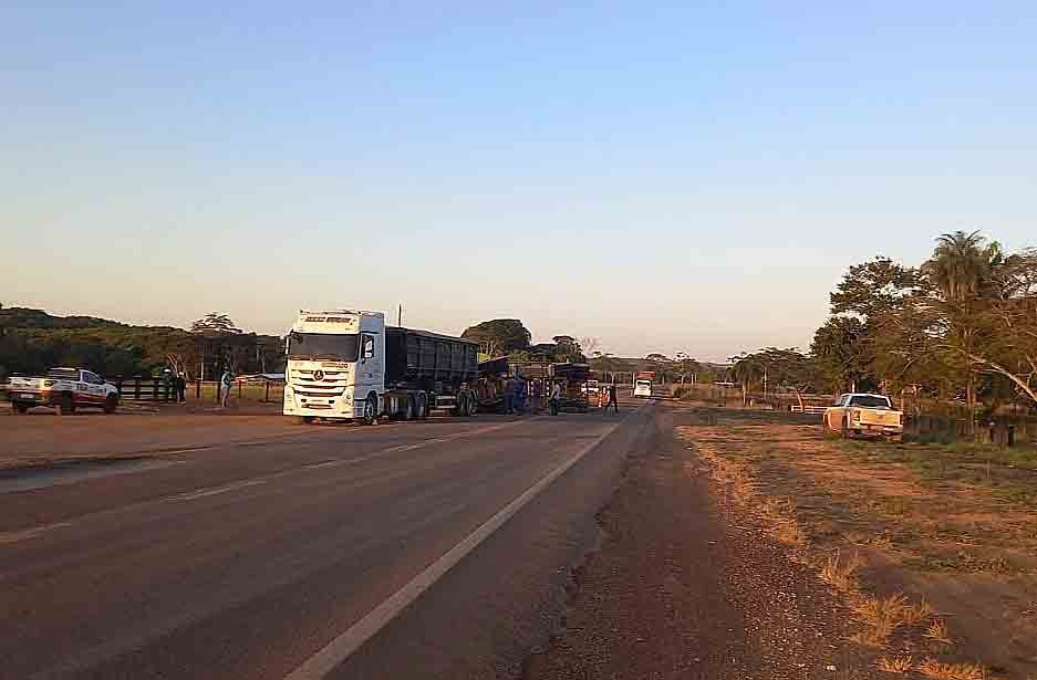 Vagão de carreta tomba na MT-320 em Colíder