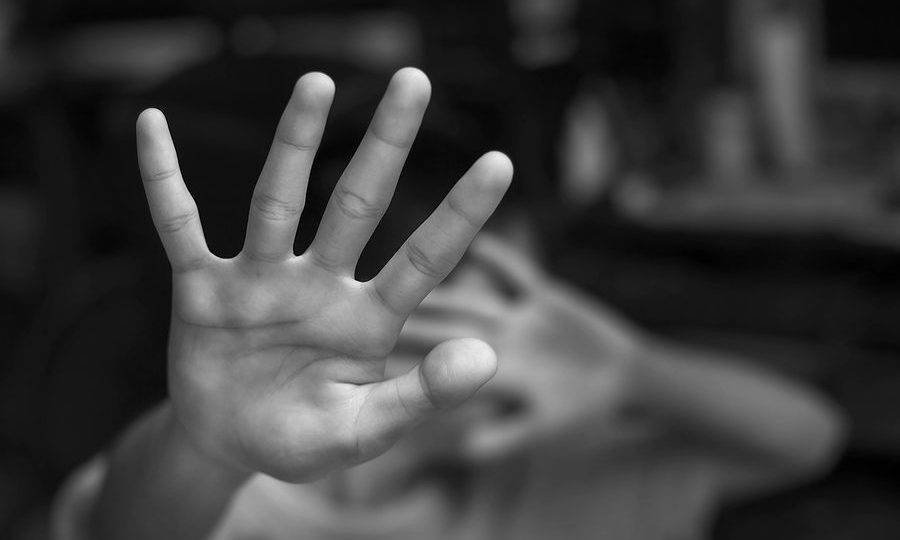 Homem é atacado a golpes dentro de casa em Colíder, suspeito e contido por populares.